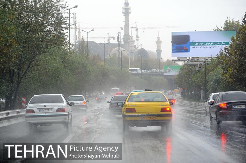 | ویدئو | روز بارانی تهران در میدان تجریش