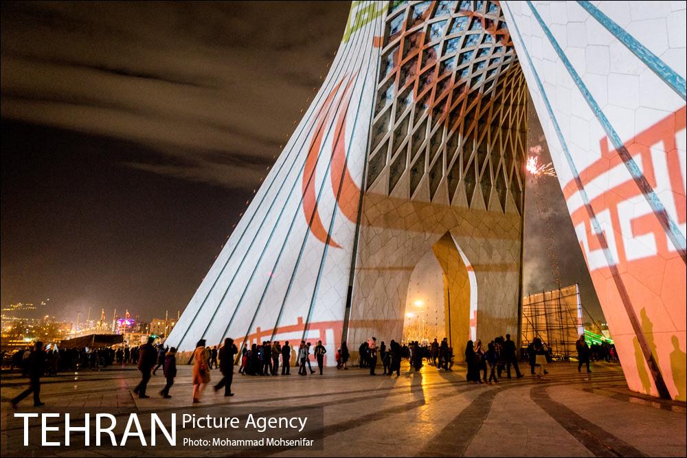| ویدئو | اجرای ویدئو مپینگ و آتش‌بازی در برج آزادی به مناسبت سالگرد پیروزی انقلاب اسلامی