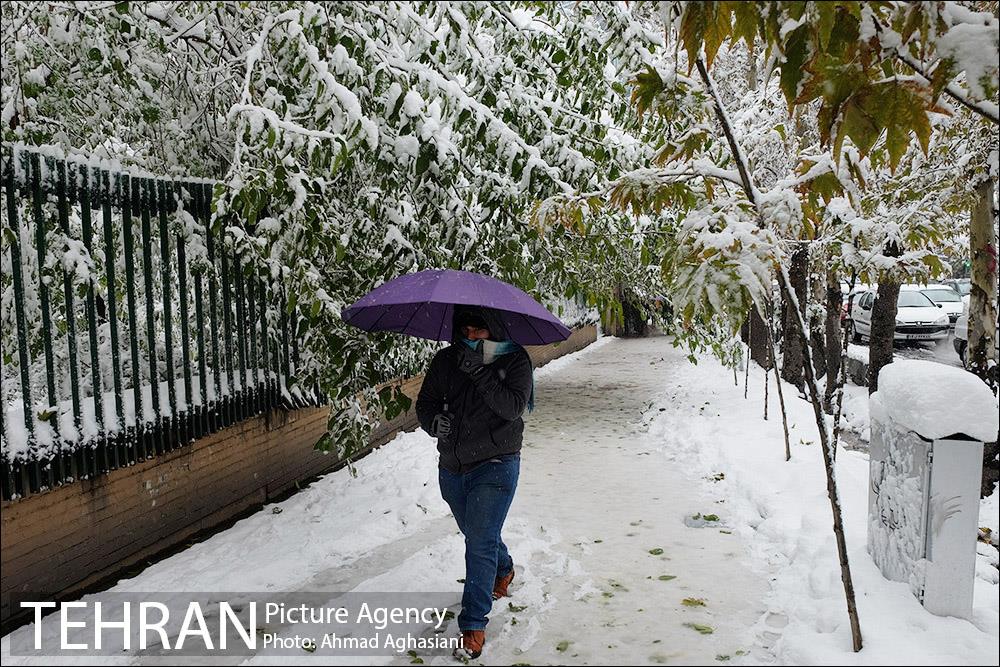 | ویدئو | بارش اولین برف پاییزی در تهران 1