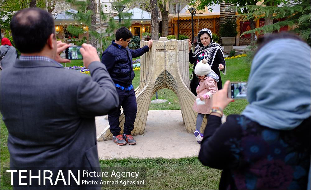 Garden of the Museum of Iranian Art / Ahmad Aghasiani