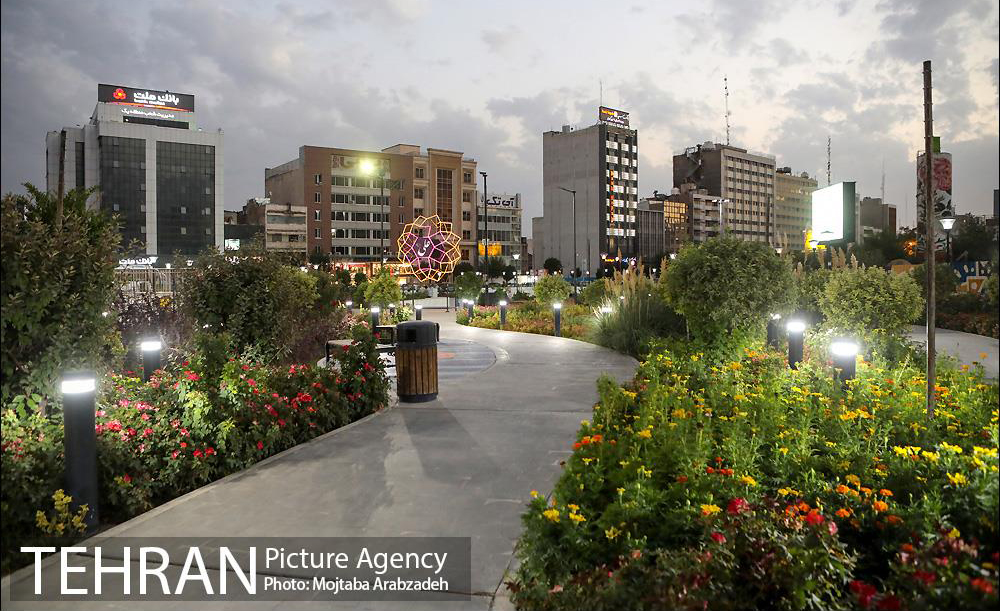 Haft Tir Plaza / Mojtaba Arabzadeh