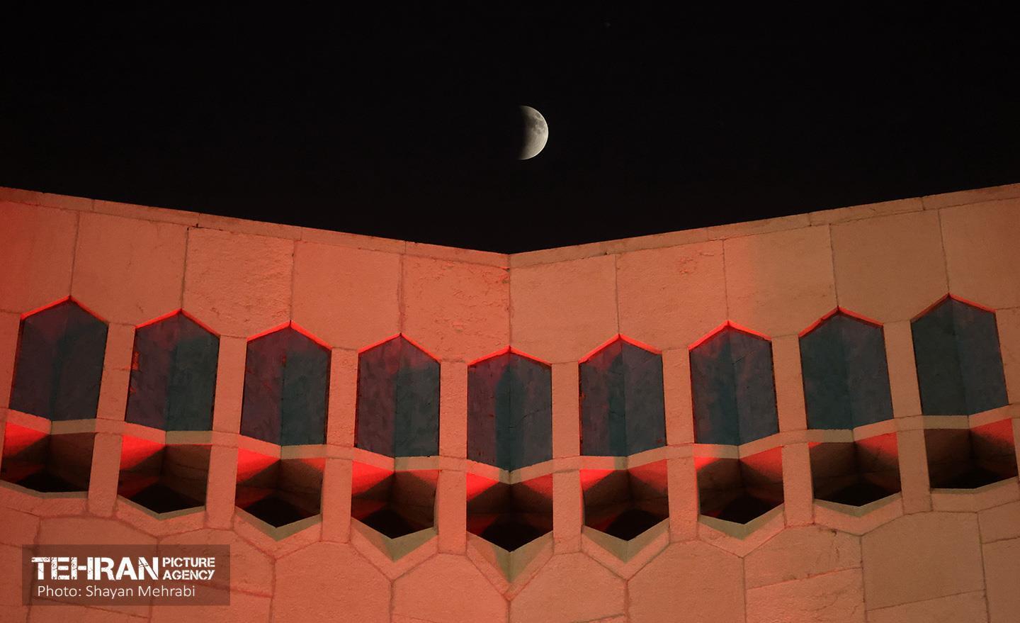 ماه خونین بر فراز تهران 6