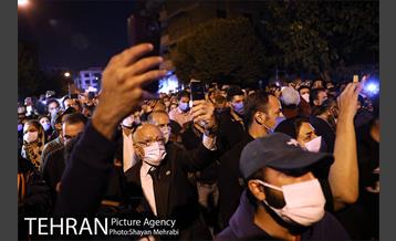 حضور مردم مقابل بیمارستان جم پس از فوت استاد شجریان 6