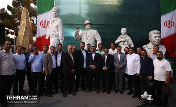 رونمایی از مجسمه های 6 شهید در منطقه 15 1