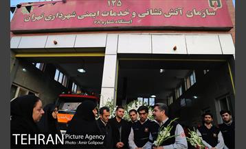 ادای احترام سرکلانترغرب تهران ومردم به شهدای آتش نشان ساختمان پلاسکو‎ 3