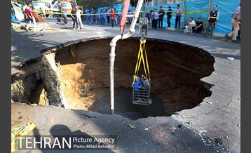 ریزش بخشی از خیابان پیامبر اتوبان ستاری -3 21