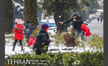 روز برفی تهران در پارک شهر 21