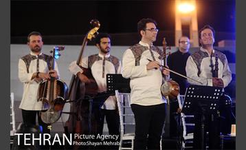 اجرای خیابانی محمد معتمدی و ارکستر سازهای ملی ایران در بوستان آب و آتش 28