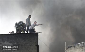 آتش‌سوزی انبار چسب در بازار تهران 44