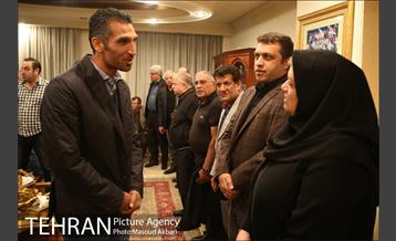 حضور بازیکنان و مربیان تیم استقلال در منزل مرحوم پورحیدری‎ 24