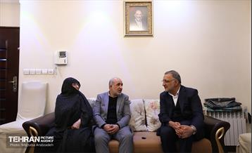 قرار خدمت؛ دیدار شهردار تهران با خانواده شهید مهدی داراب برکادهی 11