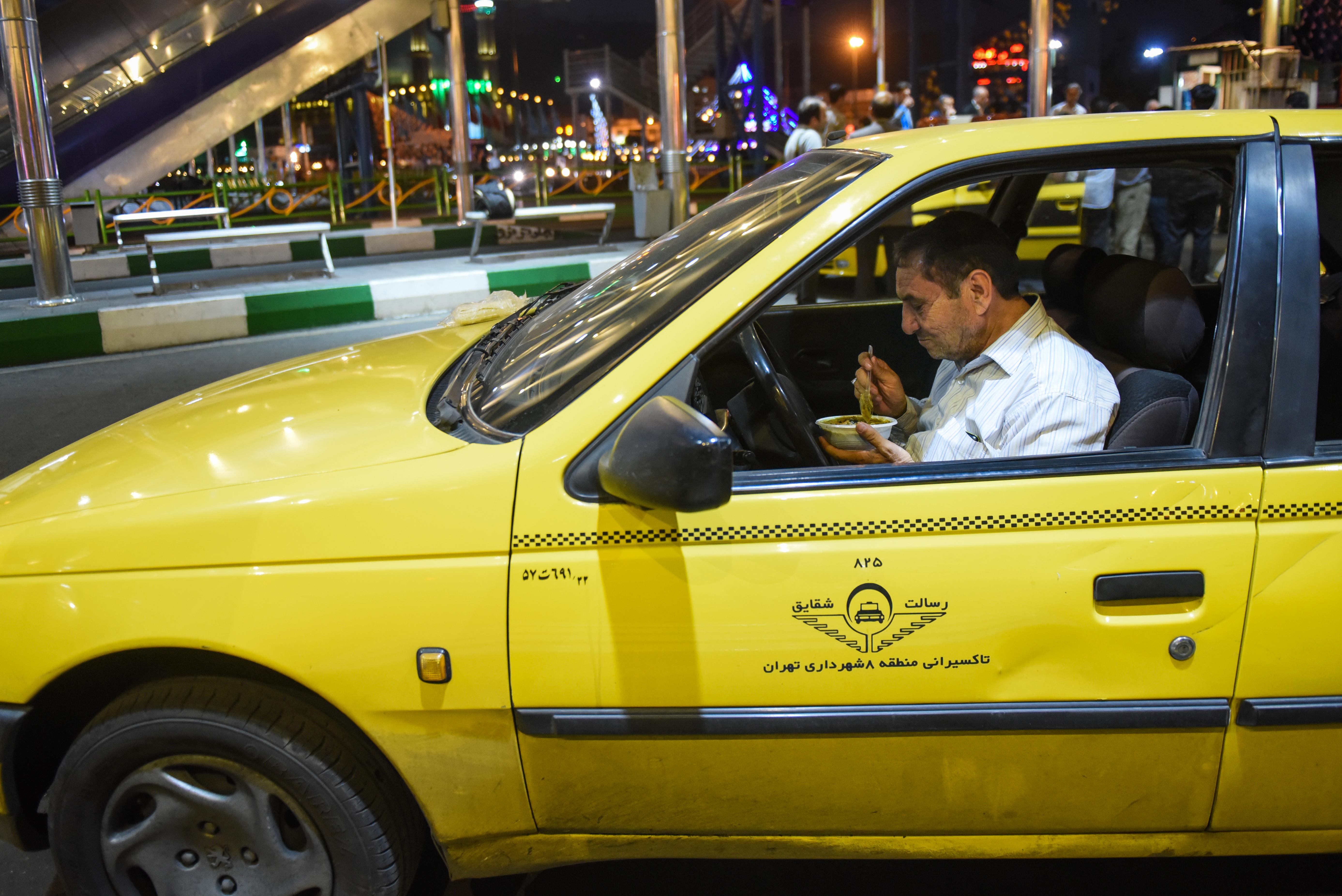 مراسم افطاری ساده در پایانه های تاکسیرانی شهر تهران 1