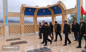 حضور شهردار تهران در گلزار شهدای کرمان 17