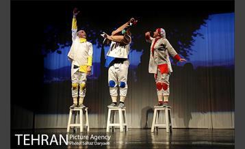 نمایش «یک سیب برای دو نفر»‎ 10