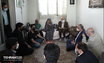 دیدار شهردار تهران با نخبگان و خانواده های شهدای منطقه 14