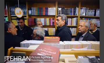 کتابگردی پیروز حناچی سرپرست شهرداری تهران در روز کتاب 51