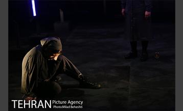 نمایش در اتاق باد می وزد 8