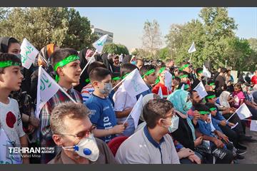 اجتماع نوجوان های امام رضایی در چهارراه ولیعصر 4