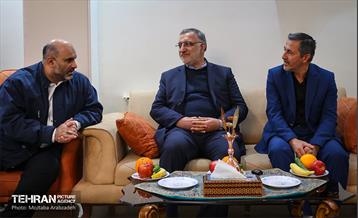 قرار خدمت؛ دیدار شهردار تهران با خانواده شهید آرمان علی وردی 5
