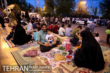 افطاری ساده در حاشیه نمایشگاه قرآن 18