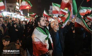 تجمع شب سی‌وچهارم در میدان انقلاب 1