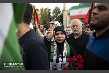 استقبال از خانواده شهدای غزه در میدان فلسطین تهران 28