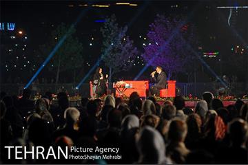 ویژه برنامه شب فیروزه ای در دریاچه شهدای خلیج فارس