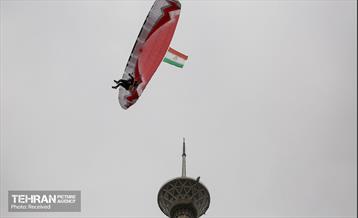 پرش چتربازان به مناسبت روز جمهوری اسلامی 8