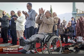 اقامه نماز عید فطر در امامزادگان پنج تن لویزان  8