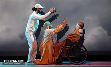 نمایش پیرزنی که در زمین خانه داشت‎ 6