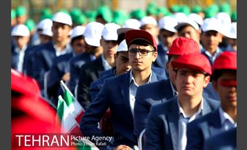 شهردار تهران در آیین نواختن زنگ سال تحصیلی جدید در دبیرستان ماندگار البرز 9