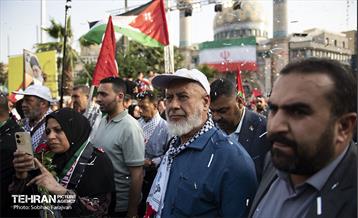 استقبال از خانواده شهدای غزه در میدان فلسطین تهران 23