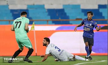 دیدار تیم‌های فوتبال استقلال و گل‌گهر 37