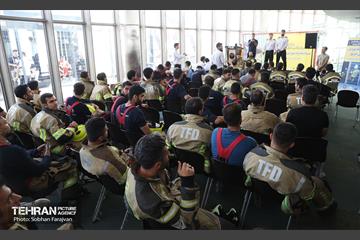 مسابقه پله‌نوردی آتش‌نشانان در برج میلاد 10