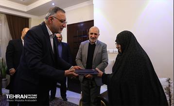 قرار خدمت؛ دیدار شهردار تهران با خانواده شهید مهدی داراب برکادهی 13