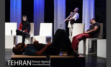 نمایش سفر به بی نهایت دور‎ 9