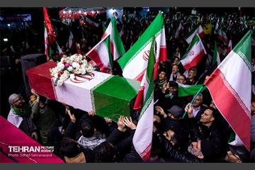 مراسم وداع با شهدای ناوشکن دنا در میدان ولیعصر(عج)