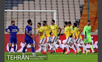 دیدار تیم‌های فوتبال استقلال و صنعت نفت آبادان  37