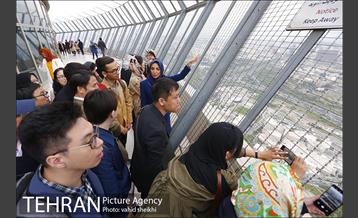 بازدید مهمانان خارجی سی و دومین نمایشگاه بین المللی کتاب تهران از برج میلاد  3