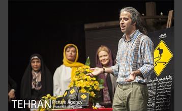 رونمایی از کتاب نمایشنامه زنانی که به بزها خیره شده اند 22