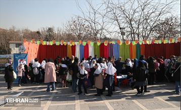 پنجره‌ای رو به آسمان آبی در منطقه 3 6