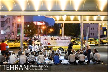 مراسم افطاری ساده در پایانه های تاکسیرانی شهر تهران 8