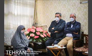 دیدار شهردار تهران با مادر شهیدان خالقی پور 17