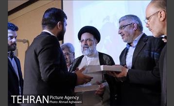 اهدای مدال های دانشجویان نخبه به مقام معظم رهبری 19