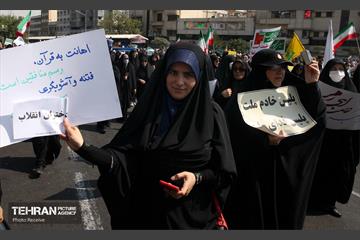 راهپیمایی نمازگزاران نماز جمعه تهران در اعتراض به حوادث اخیر