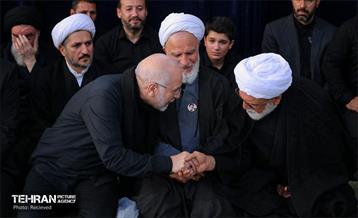 مراسم اقامه نماز بر پیکر آقای شهید ایران 55