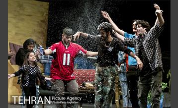 نمایش «هجده سالگی» 13