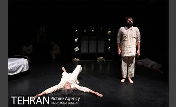 نمایش در انتظار ماهی سیا متوسط 13