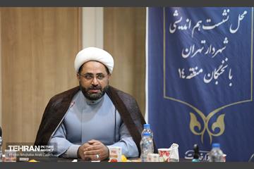 دیدار شهردار تهران با نخبگان و خانواده های شهدای منطقه 14