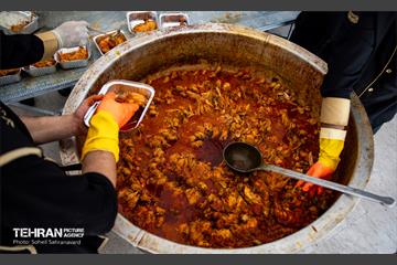 طبخ غذای نذری عتبه علوی برای آسیب دیدگان جنگ رمضان